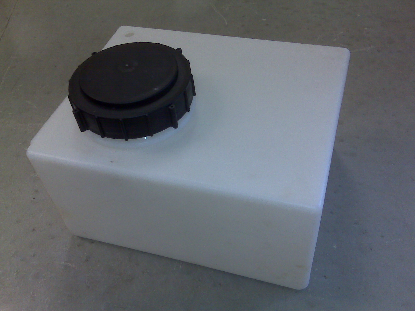 Molded rectangular 6 gallon tank with lid